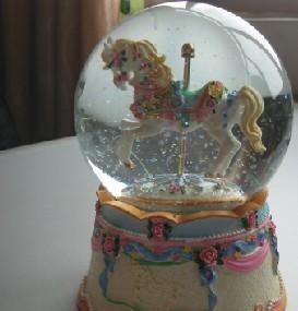 树脂工艺品的多样应用 从个性烟灰缸到母婴用品